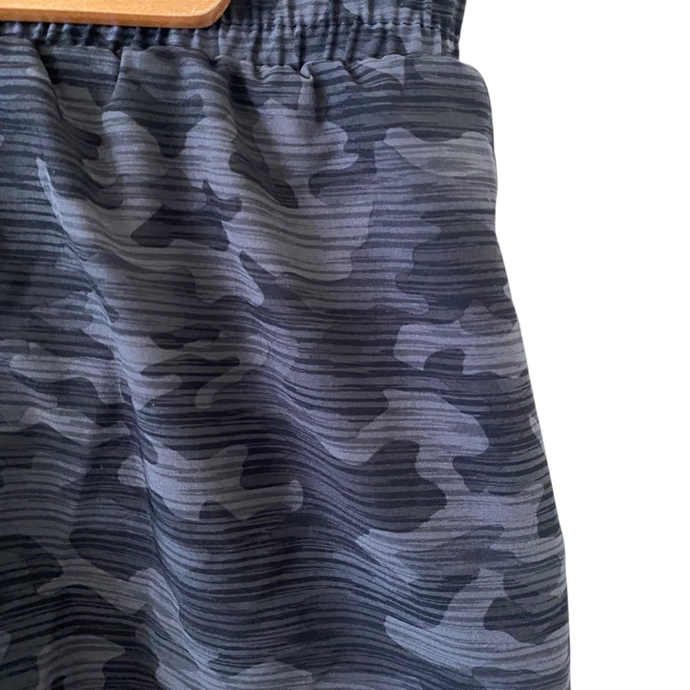 ASICS Gray Black Camo Print Athletic Running Shorts Women’s Size Medium - Picture 4 of 4